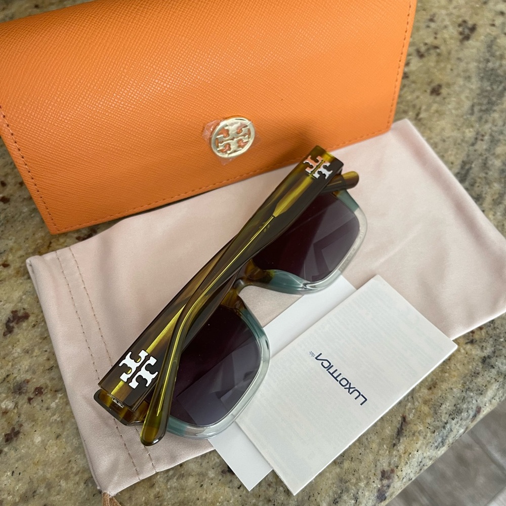New Tory Burch 50mm rectangle sunglasses - Picture 4 of 6